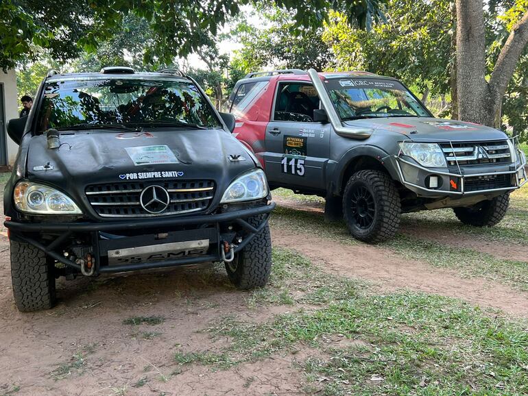 Las camionetas de Miler Otazo (izquierda) y de Mark Hicks ya están listas para la competencia.