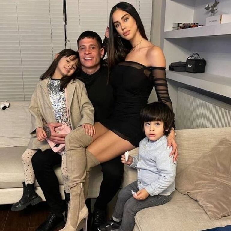 ¡Hermosa familia! Juan Manuel Iturbe y Guadalupe González con sus hijos Olivia y Ciro.