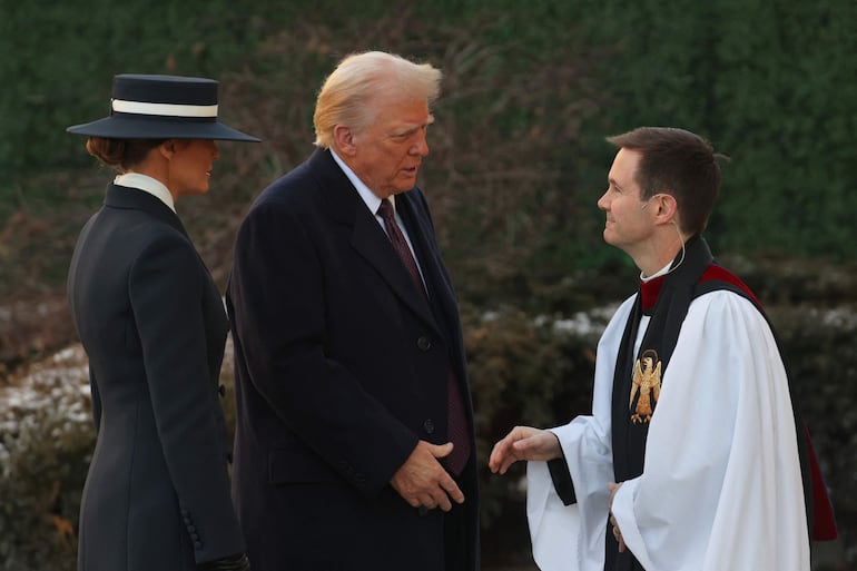 Melania Trump y el presidente electo de Estados Unidos, Donald Trump, son recibidos por el reverendo Robert W. Fisher a su llegada para el servicio en la iglesia de St. John como parte de las ceremonias de investidura el 20 de enero de 2025 en Washington, DC. Donald Trump asume su segundo mandato como el 47.º presidente de los Estados Unidos.