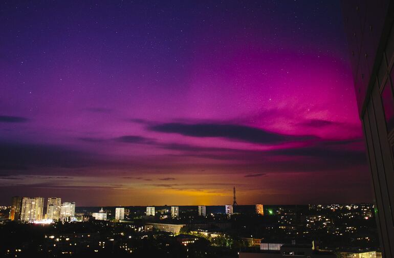 Kharkiv (Ucrania), 10/05/2024.- Se ve una aurora en el cielo sobre el resplandor de una batalla, en dirección a la frontera rusa, visible desde la ciudad, en Kharkiv, Ucrania, el 10 de mayo de 2024, en medio de la Invasión rusa. 