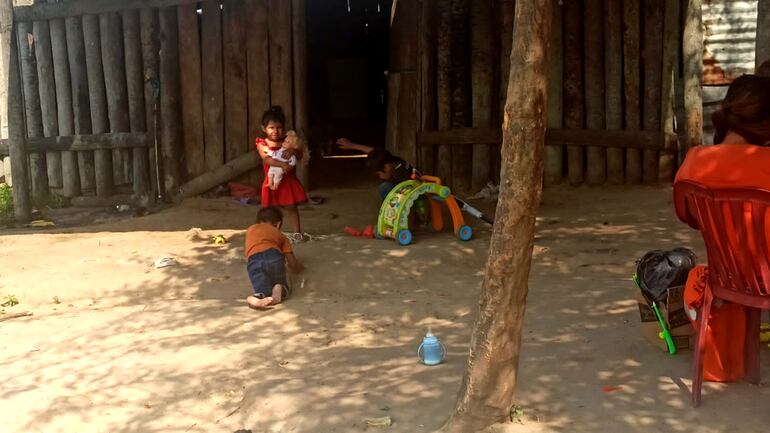 Niños de la comunidad indígena de los ayoreos, felices con los juguetes recibidos.
