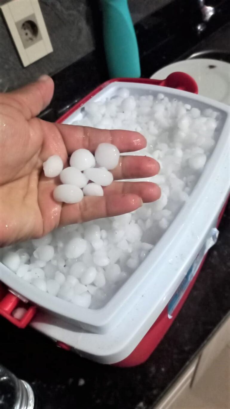 Algunos pobladores se aventuraron en medio del temporal a juntar los granizos .