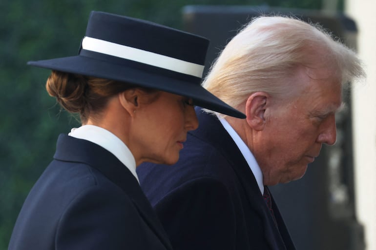 Melania Trump y el presidente electo de Estados Unidos, Donald Trump, llegan a los servicios religiosos en la iglesia de St. John como parte de las ceremonias de investidura el 20 de enero de 2025 en Washington, DC. Donald Trump asume su segundo mandato como el 47.º presidente de los Estados Unidos.