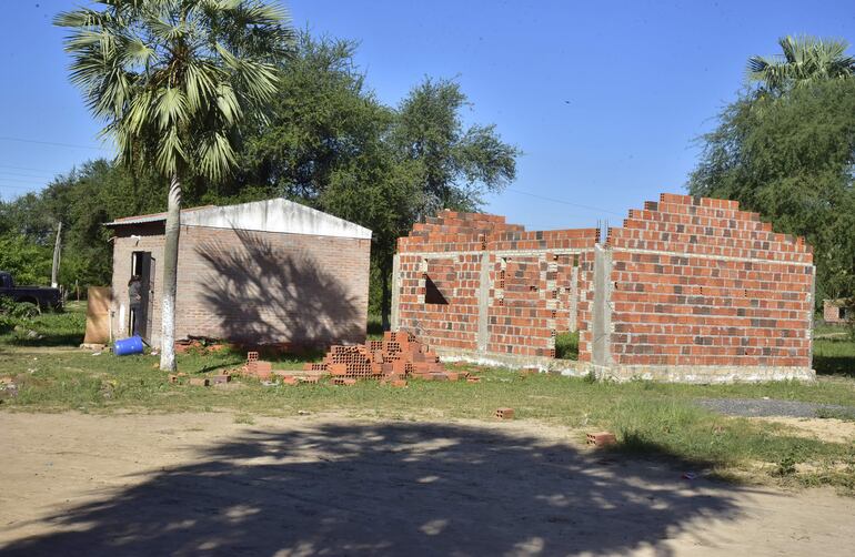 El esqueleto de una sala de clases que construyeron los padres, con mucho esfuerzo, no pudo ser terminada por falta de recursos económicos.