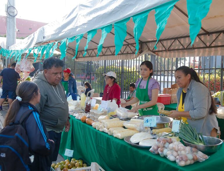 Oferta de productos en la Feria de la Agricultura Familiar.