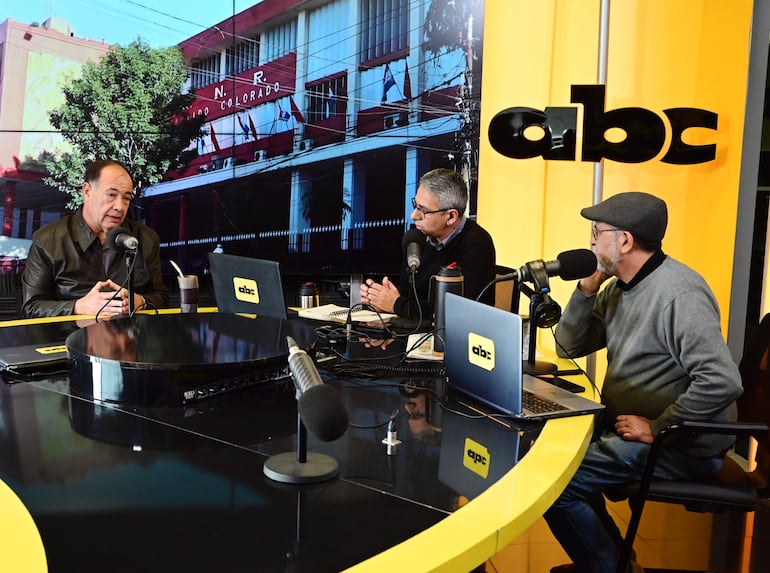 El senador Juan Afara (ANR, Independiente) en estudios de Radio Cardinal 730 AM en el programa "No Tiene Nombre".