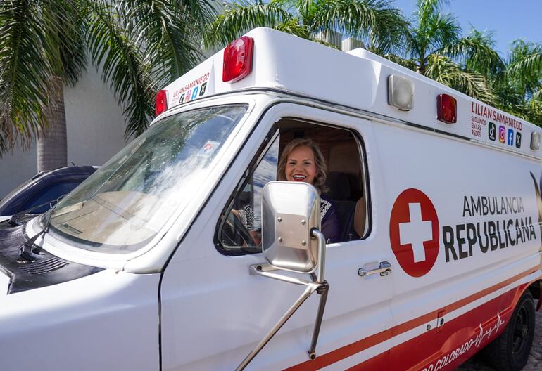 La senadora Lilian Samaniego (ANR, independiente) en la ambulancia republicana.