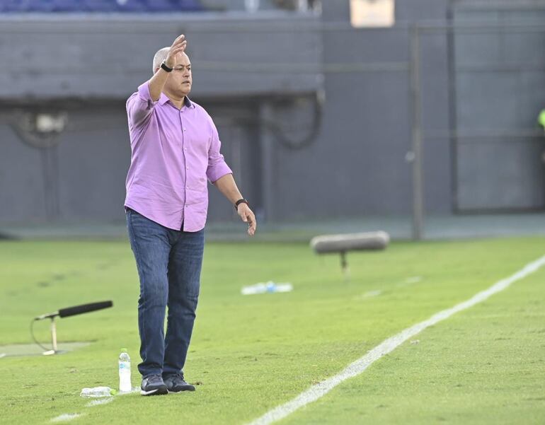 El paraguayo Francisco Arce, entrenador de Olimpia, ene le partido contra Guaraní por la quinta fecha del torneo Clausura 2023 del fútbol paraguayo en el estadio Defensores del Chaco, en Asunción.