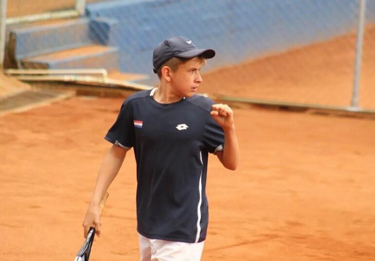 Álvaro Ariel Frutos está en cuartos de final de la llave de 18 años singles en el torneo internacional Mburucuyá, en el Yacht.