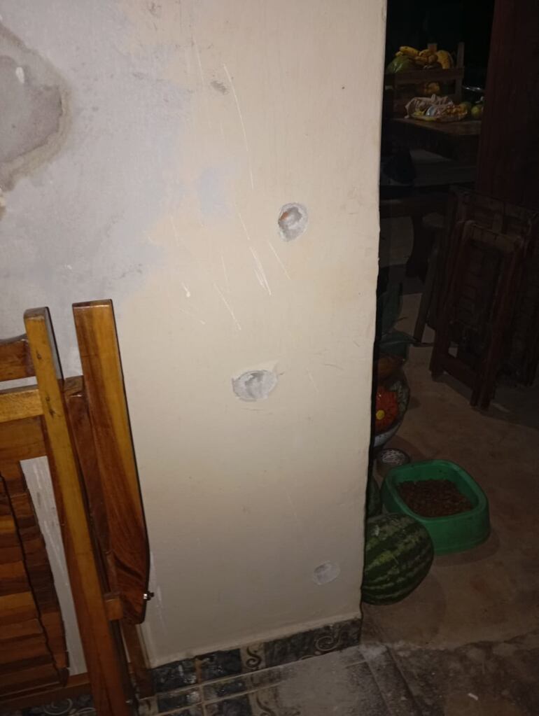 Rastros de los disparos que impactaron en la casa de la pareja de la víctima de sicariato en Guayaibí San Pedro.