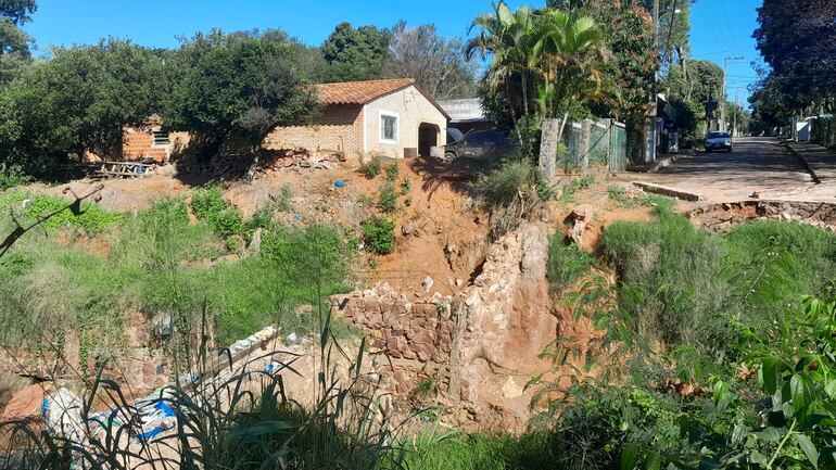 Varias casas se encuentran en peligro por las constantes erosiones del terreno en el barrio Mbocayaty de San Antonio.