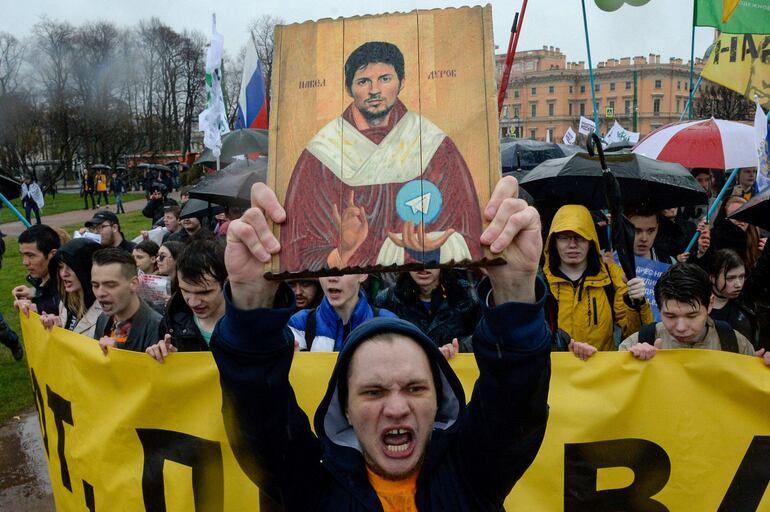 Manifestantes con una imagen estilizada del fundador de Telegram Pavel Durov en una protesta en 2018. 