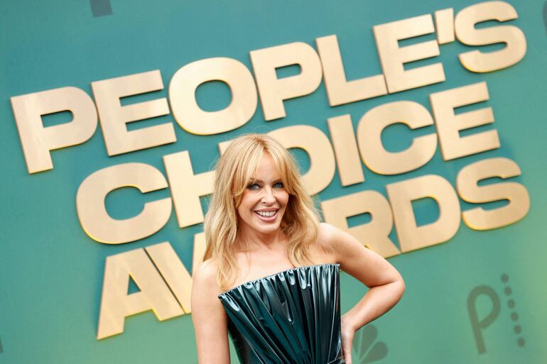 La cantante y actriz Kylie Minogue llegando a los People's Choice Awards en el Barker Hangar en Santa Mónica, California.