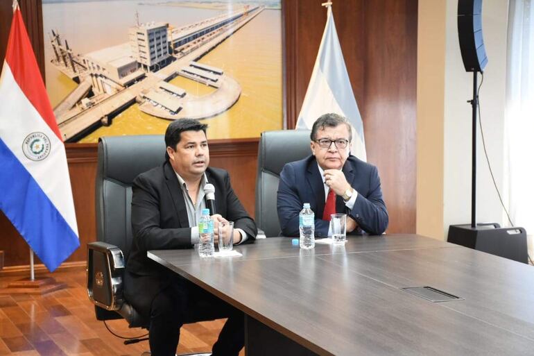 El designado director ejecutivo paraguayo de la Entidad Binacional Yacyretá junto al director saliente, Nicanor Duarte Frutos.