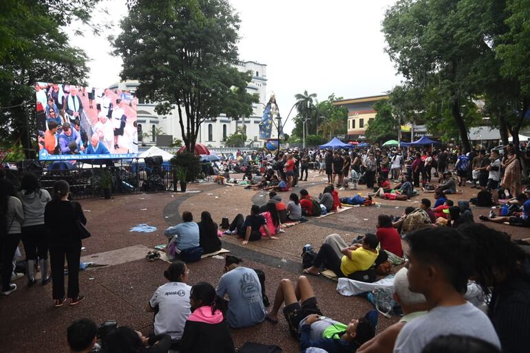 Instalaron pantallas led gigantes en inmediaciones de la Basílica de Caacupé para la transmisión en vivo de la misa central.