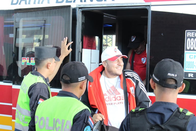 Hinchas de River Plate bajan del bus para hacer migraciones e ingresar al país.