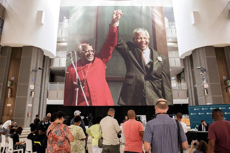 Desmond Tutu y Nelson Mandela, Cape Town City Centre 