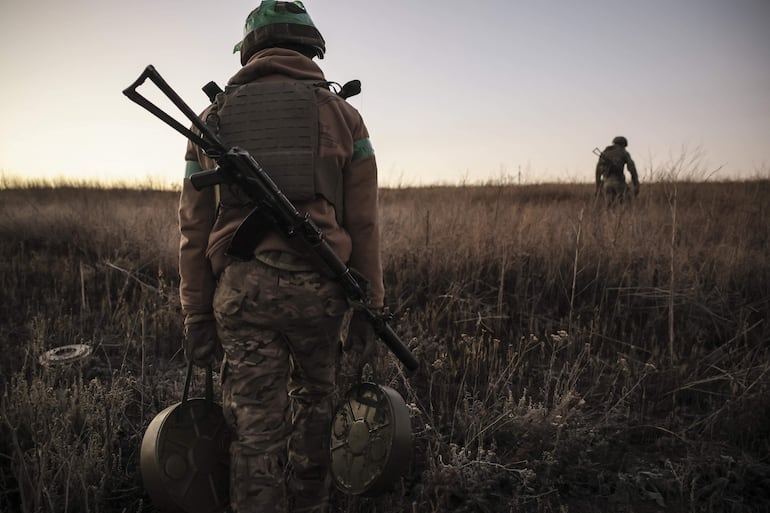 Soldados ucranianos colocan minas anti tanques en la zona de Chasiv Yar, en la región de Donetsk.