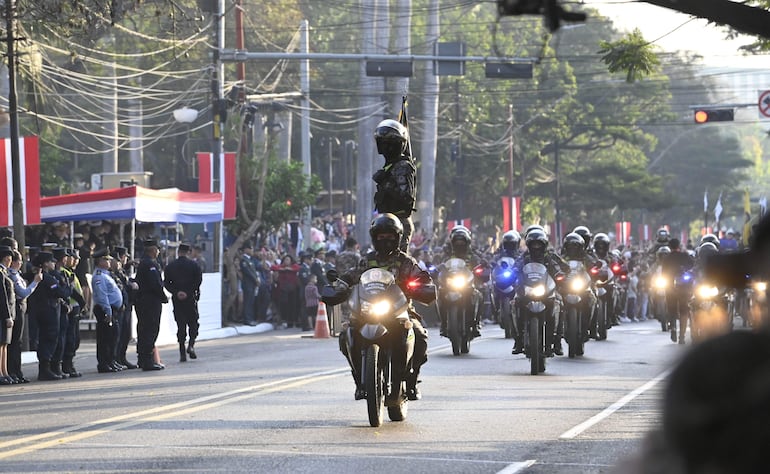 Los Lince fueron ovacionados durante el desfile militar policial frente a Mburuvicha Róga el 15 de agosto.