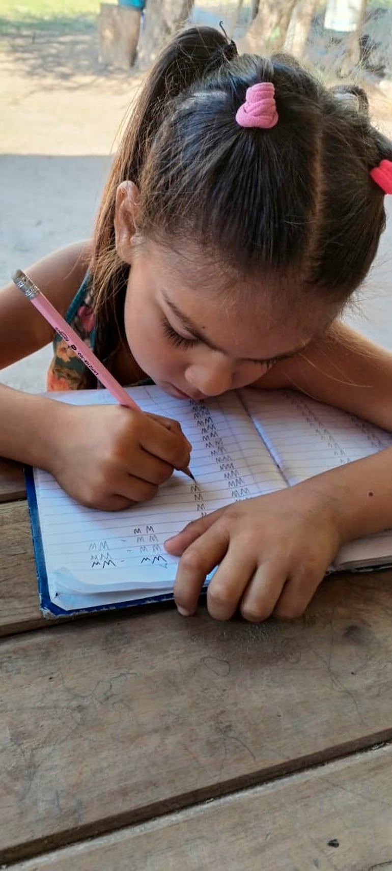 No importa la falta de comodidad cuando la idea es aprender, así lo demuestra esta pequeña alumnita.