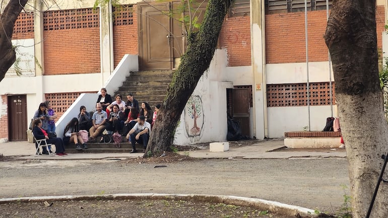 Estudiantes volvieron a tomar el Colegio Nacional de la Capital.