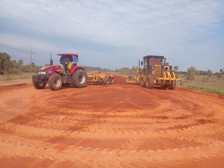 Las maquinarias viales de la empresa constructora se encuentran realizando tarea de carga y compactación de suelo en este sector del proyecto.