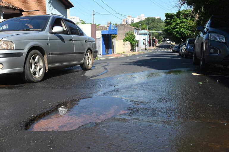 Vecinos del centro de Asunción, denuncian "manantial rutero" sobre Cerro Corá casi Coronel Irrazabal.