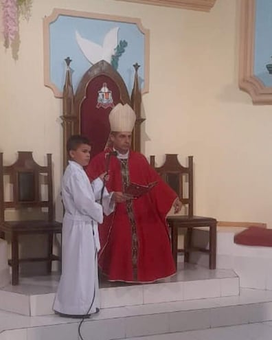 Monseñor Gabriel Escobar durante la misa de confirmación celebrada en la catedral de la Virgen María Auxiliadora del distrito de Fuerte Olimpo.