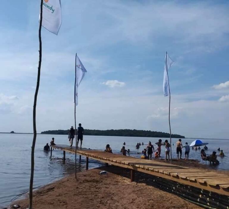 El Lago Ypoá invita a disfrutar de sus aguas cristalinas, libre de contaminación.