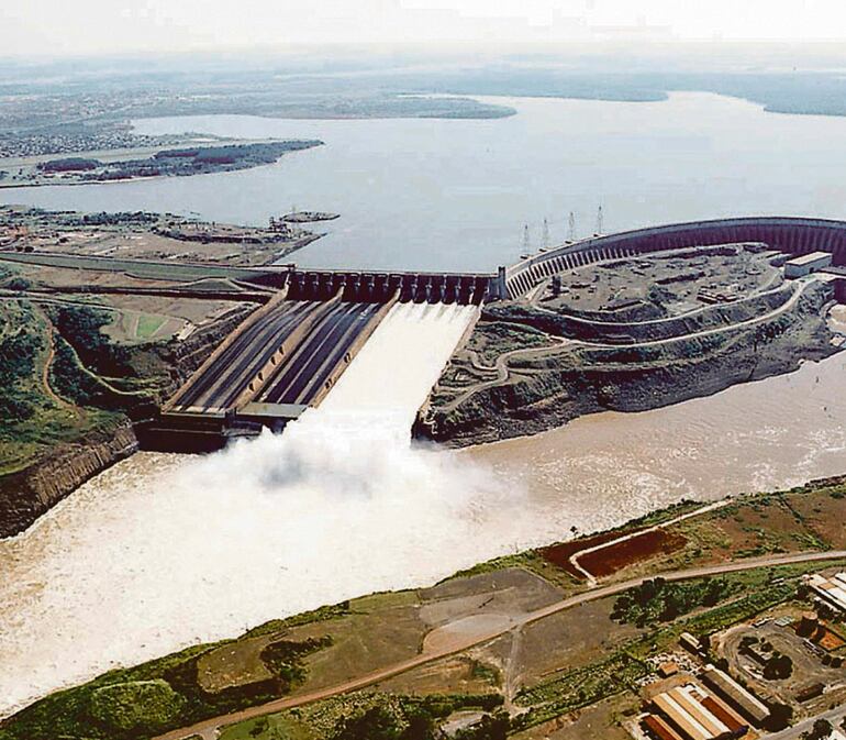 Vertedero de Itaipú y parte de la presa de hormigón. En el fondo el embalse, que cubre un total de 1.350 km².