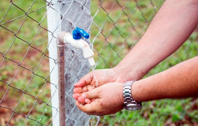 La compañía trabaja para facilitar el acceso al  agua potable.