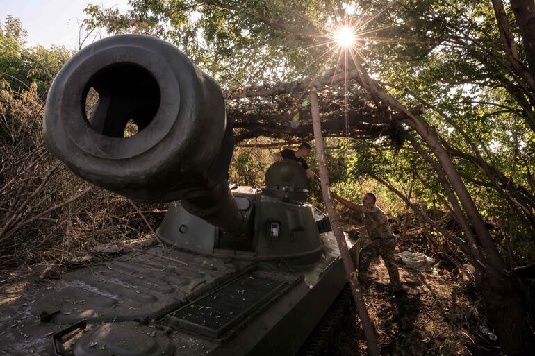 Soldados ucranianos en un puesto de artillería en la región de Donetsk.
