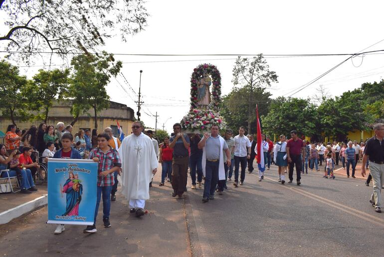 Los feligreses participaron de la santa misa y de la tradicional procesión de la sagrada imagen de la Virgen del Rosario.