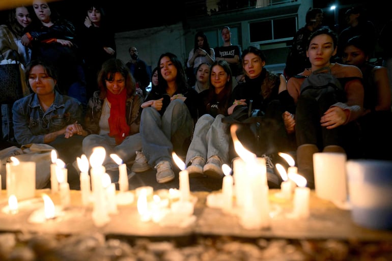 Las fans encendieron velas y realizaron una vigilia frente al hotel de Buenos Aires donde falleció el ex integrante de One Direction.