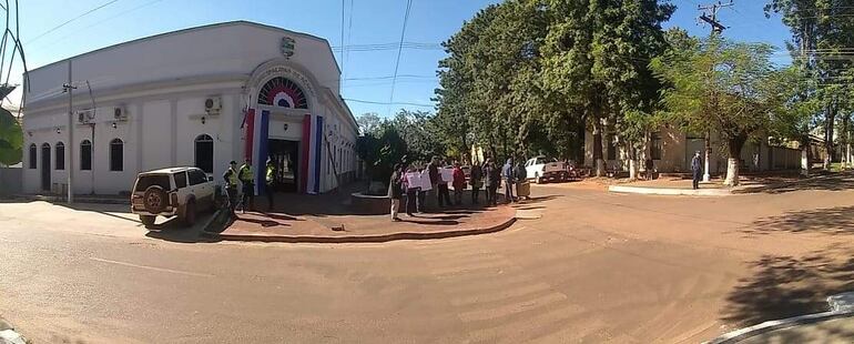 El grupo de autoconvocados se manifestó frente a la Municipalidad de Acahay esta mañana. 