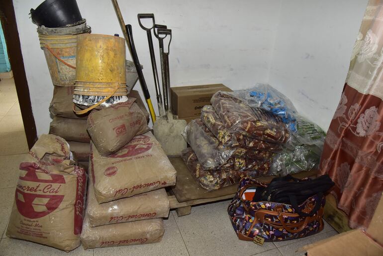 La leche y los comestibles de la merienda escolar guardados entre bolsas de cemento y palas de la construcción en la escuela Pedro Escalada.