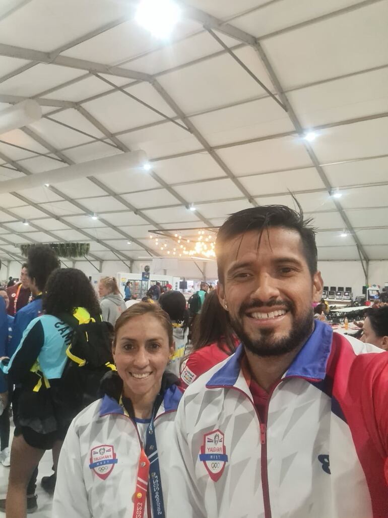 Selfie de Fátima Romero (33 años) y Derlys Ayala (33) ayer en la cena de la Villa Panamericana.