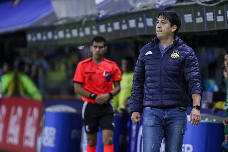 El paraguayo José Arrúa, entrenador de Sportivo Trinidense, en el partido frente a Boca Juniors por la Copa Sudamericana 2024 en la Bombonera, en Buenos Aires, Argentina.