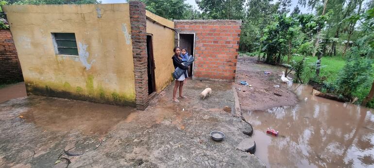 Desborde de arroyo inunda varias viviendas en la ciudad de San Ignacio, Misiones.