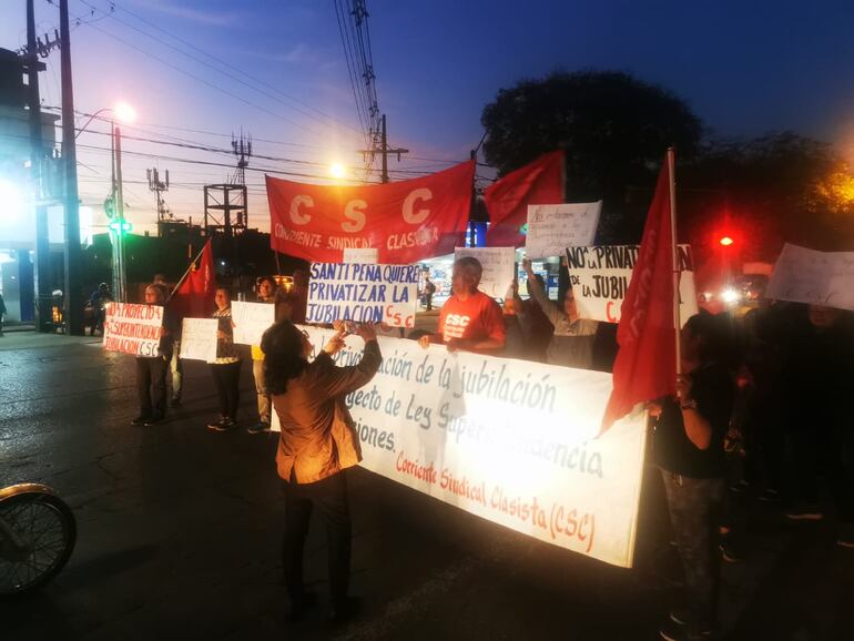 Manifestación frente a IPS contra los casos de corrupción y contra la ley de superintendencia de jubilaciones.