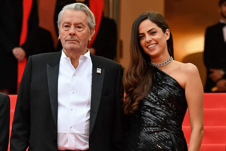 Anouchka Delon junto a su padre, Alain Delon, en una fotografía del año 2019 durante el Festival de Cannes.