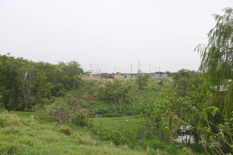 Vista parcial de la zanja del arroyo que divide a ambas fracciones de terrenos municipales en la Costanera de Asunción.