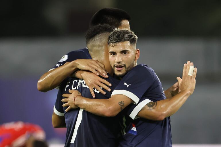 Iván Leguizamón (d), futbolista de la selección paraguaya Sub 23, celebra un gol en el partido frente a Chile por el Preolímpico Sudamericano Sub-23 en el estadio Nacional Brígido Iriarte, en Caracas, Venezuela.