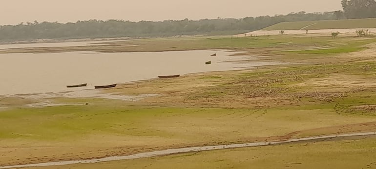 Parte del brazo del río Paraguay se está secando en la zona de Pilar.