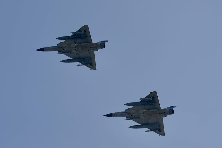 Los aviones de combate Mirage 2000 de la Fuerza Aérea de Taiwán maniobran en el cielo sobre la base aérea de Hsinchu, Taiwán.