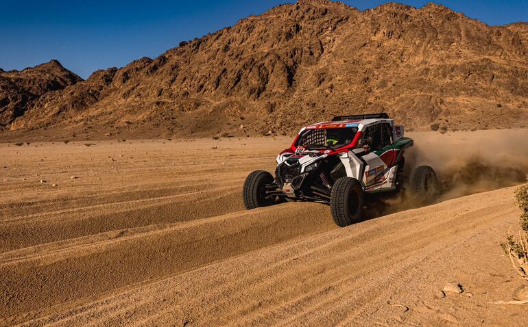 El piloto paraguayo Óscar Santos Peralta y el copiloto brasileño Lourival Roldán transitaban de esta forma con el UTV Can Am Meverick X3 #338 del South Racing, durante las pruebas libres oficiales.