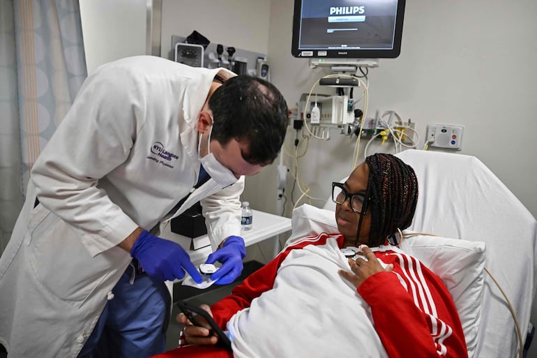 Towana Looney, de 53 años, quien recibió un riñón de cerdo modificado genéticamente, se somete a pruebas médicas con el Dr. Jeffrey Stern, MD, en NYU Langone Health, en Nueva York. 