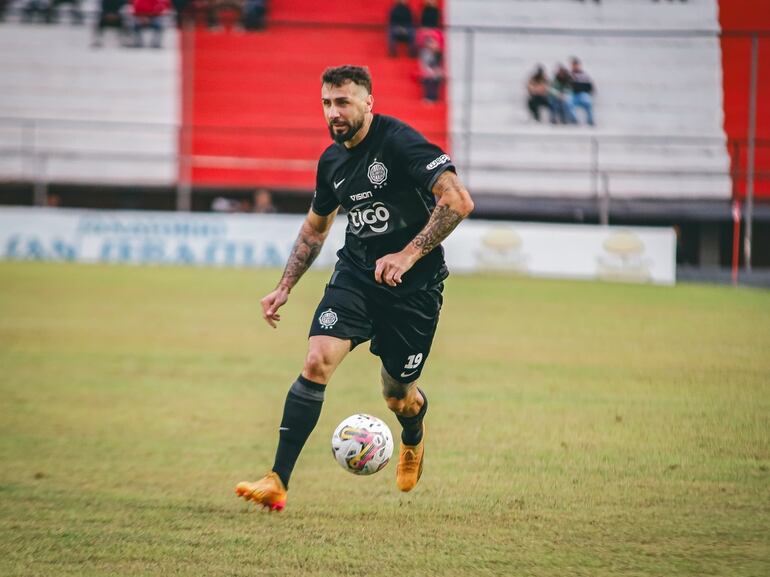 Lucas Pratto, delantero de Olimpia, traslada el balón en el partido frente a General Caballero de Juan León Mallorquín por la segunda fecha del torneo Clausura 2024 del fútbol paraguayo en el estadio Ka'arendy, en Juan León Mallorquín, Paraguay.