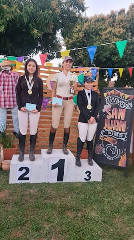 Liliana Zárate (i), la campeona María Barreto y Sofía Ribeiro.