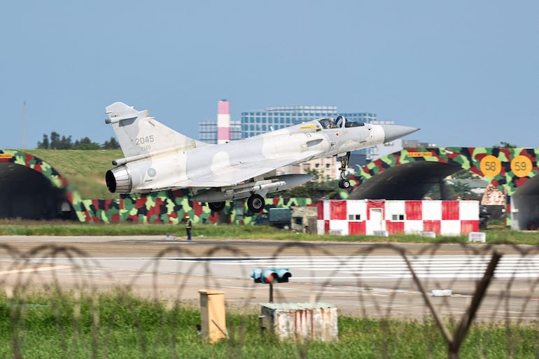 China desplegó aviones y barcos para rodear Taiwán, en ejercicios que, según Beijing, tenían como objetivo enviar una "advertencia severa" a " fuerzas "separatistas" en la isla autónoma.